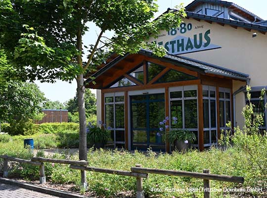 Außenansicht des Festhauses