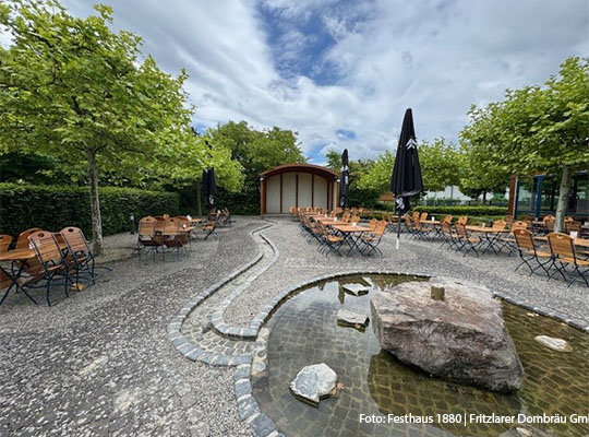 Außenansicht eines Biergartens