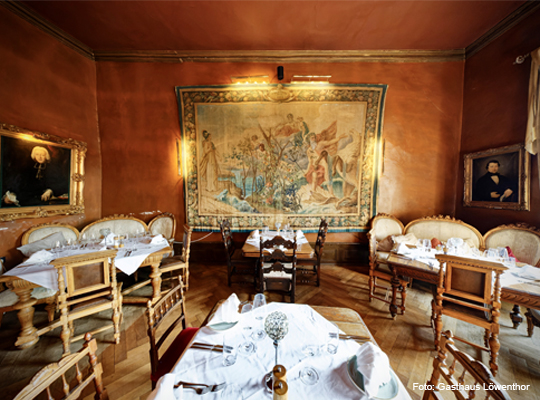 außergewöhnlicher Gastraum mit großem Wandbild im Gasthaus Löwenthor