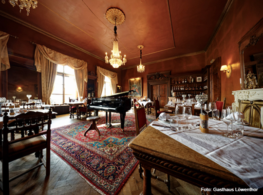 rustikaler Gastraum mit viel Holz im Gasthaus Löwenthor