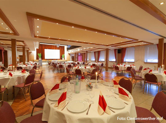 stilvoll eingedeckter Speisesaal im Clemenswerther Hof