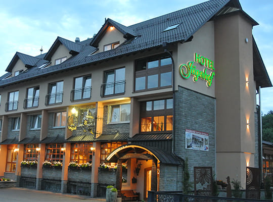 schön beleuchtetes Hotel Jägerhof für das Krimidinner und Musical Dinner