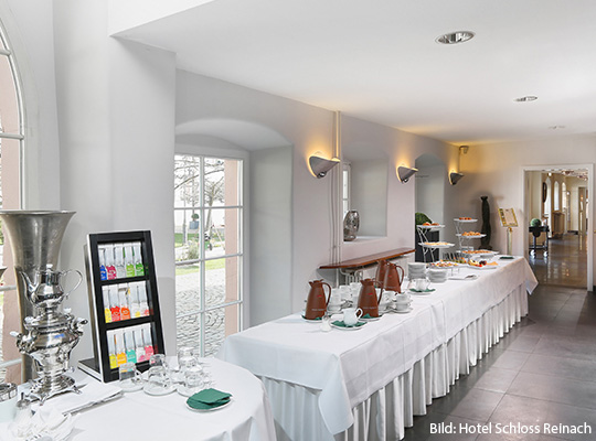 Festlich gedecktes buffet im Innenraum des Schloss-Hotels