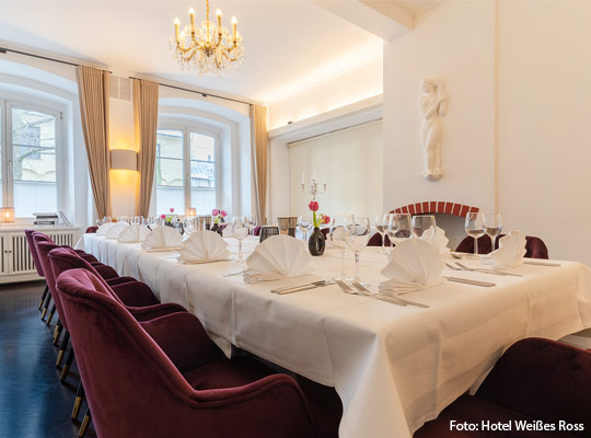 Schön gedeckte Tafel im Hotel Weißes Ross