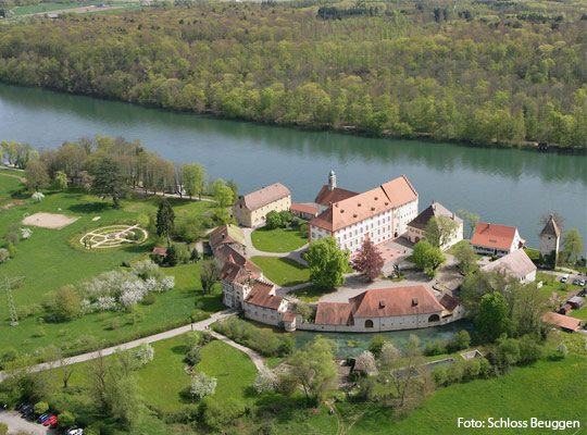 Luftaufnahme von Schloss Beuggen mit dem Rhein im Hintergrund.