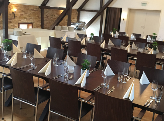 schön gedeckte Tische für das Krimidinner